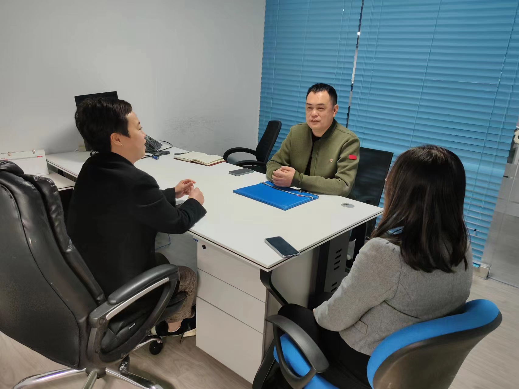 新青科技工業(yè)園管委會領導走訪調研企業(yè)生產經營情況1.jpg