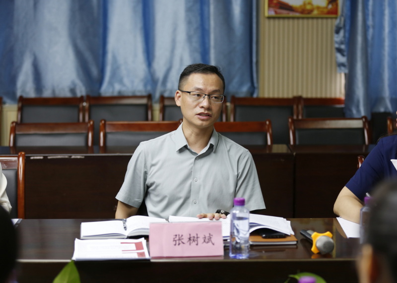 7月8日，斗門區(qū)教育系統(tǒng)在區(qū)城南學(xué)校舉辦落實(shí)市未成年人身心健康成長(zhǎng)行動(dòng)計(jì)劃“火炬點(diǎn)燃行動(dòng)”首場(chǎng)座談會(huì)，對(duì)市成長(zhǎng)行動(dòng)計(jì)劃進(jìn)行宣講，征集全區(qū)相關(guān)學(xué)校心理教師的意見和建議，為全面加強(qiáng)我區(qū)未成年人身心健康成長(zhǎng)貢獻(xiàn)智慧。斗門區(qū)委常委、區(qū)委統(tǒng)戰(zhàn)部部長(zhǎng)陳萍，斗門教育黨工委委員、區(qū)教育局副局長(zhǎng)張樹斌出席會(huì)議并講話。白藤街道教育黨總支書記丘慶城，白藤街道公共服務(wù)辦副主任樂倩，全區(qū)相關(guān)學(xué)校心理教師以及城南學(xué)校校級(jí)領(lǐng)_調(diào)整大小.jpg
