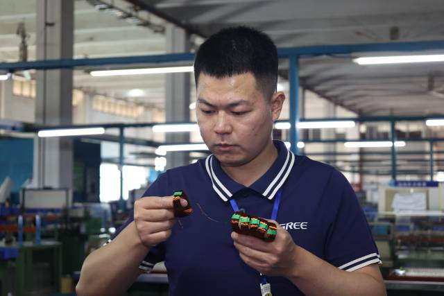 珠海凱邦電機(jī)制造有限公司一分廠工藝員孔華彬用雙手“繞”出逆襲人生。通訊員供圖