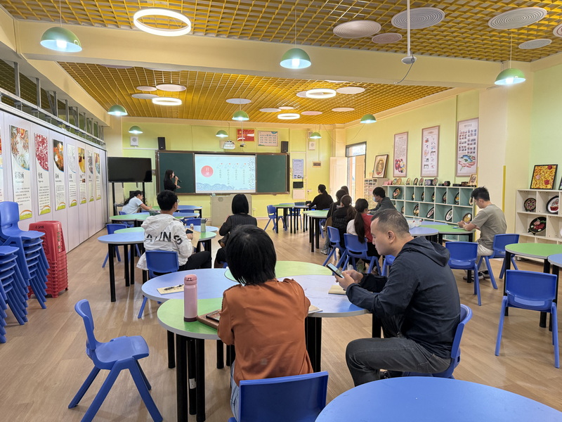 黃麗華老師進行講座_調整大小.jpg
