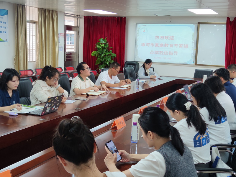 黃景峰校長(zhǎng)介紹指導(dǎo)中心活動(dòng)開展情況_調(diào)整大小.jpg