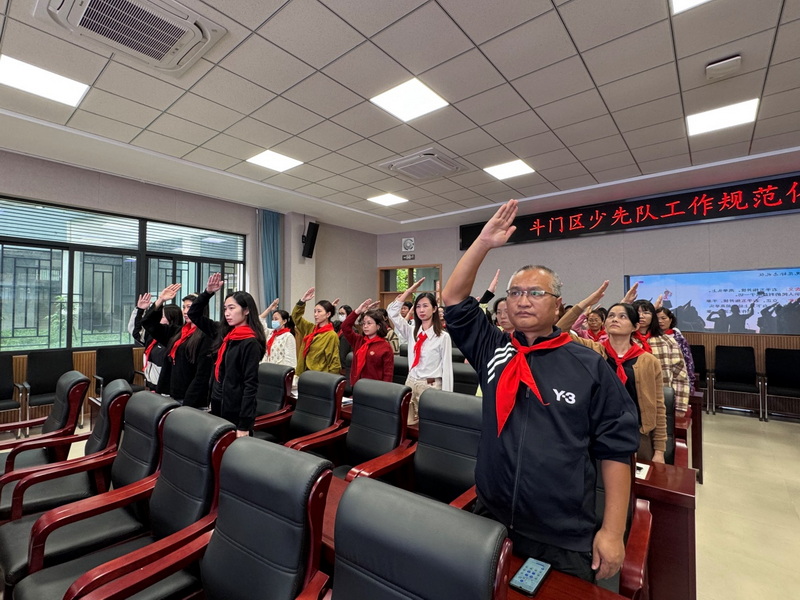 參訓(xùn)人員佩戴紅領(lǐng)巾，敬隊(duì)禮_調(diào)整大小.jpg
