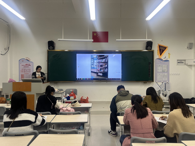 2教師、家長(zhǎng)評(píng)委團(tuán)隊(duì)進(jìn)行“最美家庭書屋”評(píng)選_調(diào)整大小.jpg