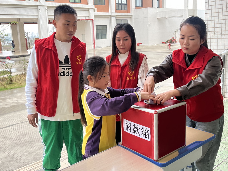 以實(shí)際行動(dòng)踐行雷鋒精神——2024學(xué)年第二學(xué)期新青小學(xué)學(xué)雷鋒主題活動(dòng) (2)_調(diào)整大小.jpg